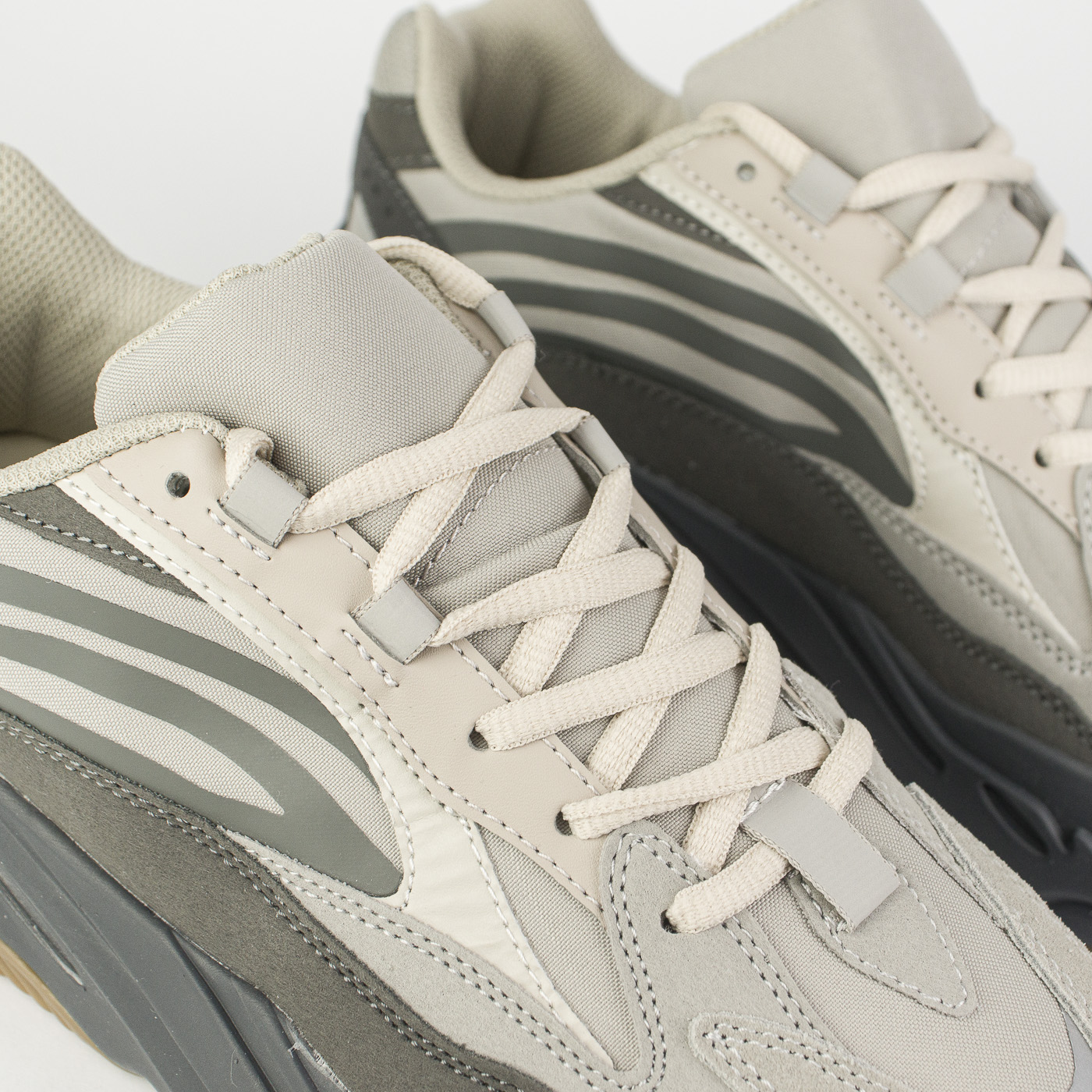 Кроссовки Adidas Yeezy Boost 700 v2 Tephra Кроссовки Adidas Yeezy Boost 700 v2 Tephra