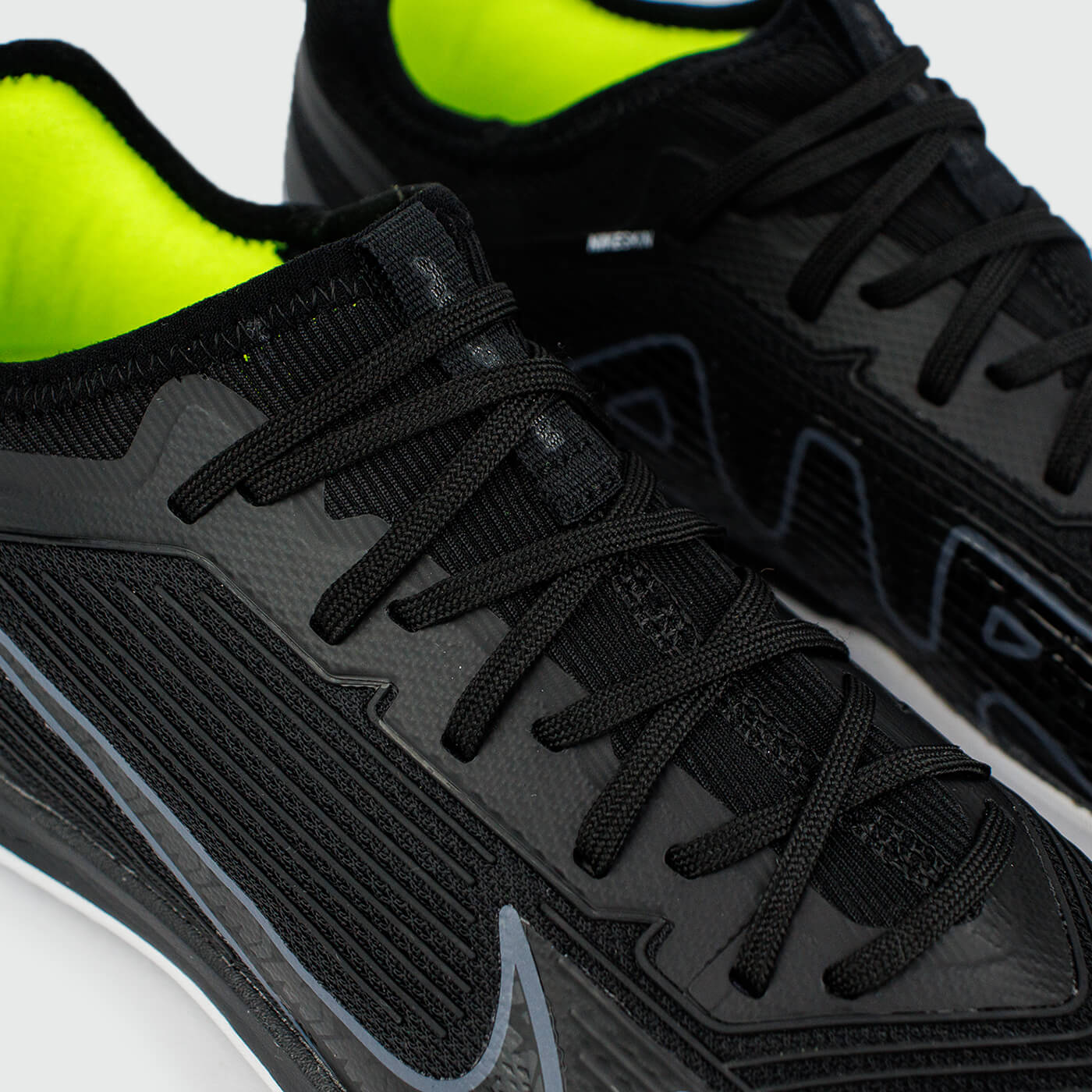 Бампы Nike Air Zoom Mercurial Vapor XV Pro IC Black / White Бампы Nike Air Zoom Mercurial Vapor XV Pro IC Black / White