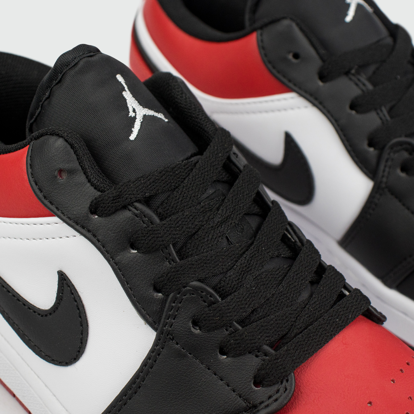 Кроссовки Nike Air Jordan 1 Low Wmns Bred Toe Кроссовки Nike Air Jordan 1 Low Wmns Bred Toe