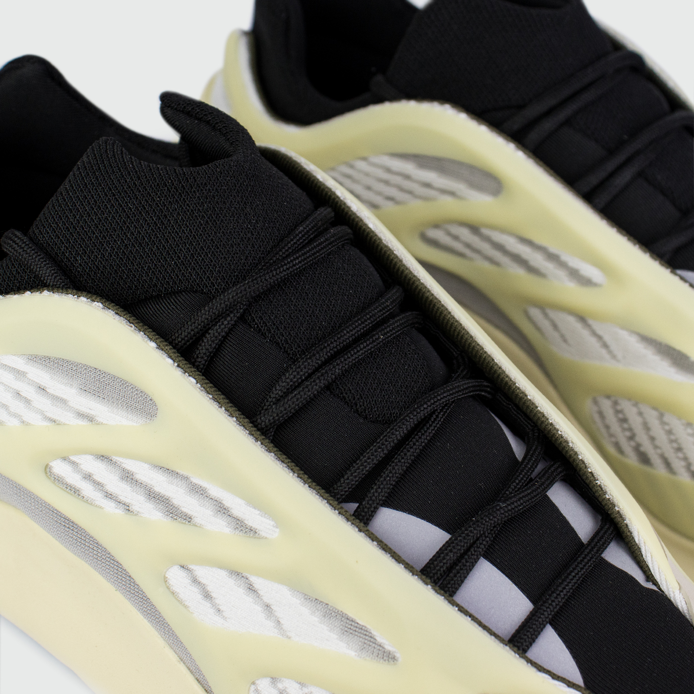 Кроссовки Adidas Yeezy Boost 700 v3 Wmns Azael