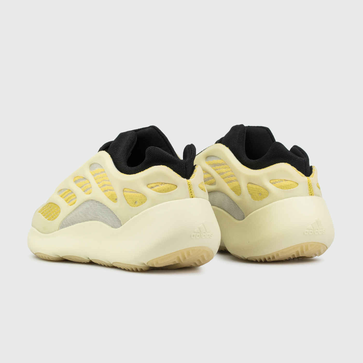 Кроссовки Adidas Yeezy 700 v3 Wmns Safflower