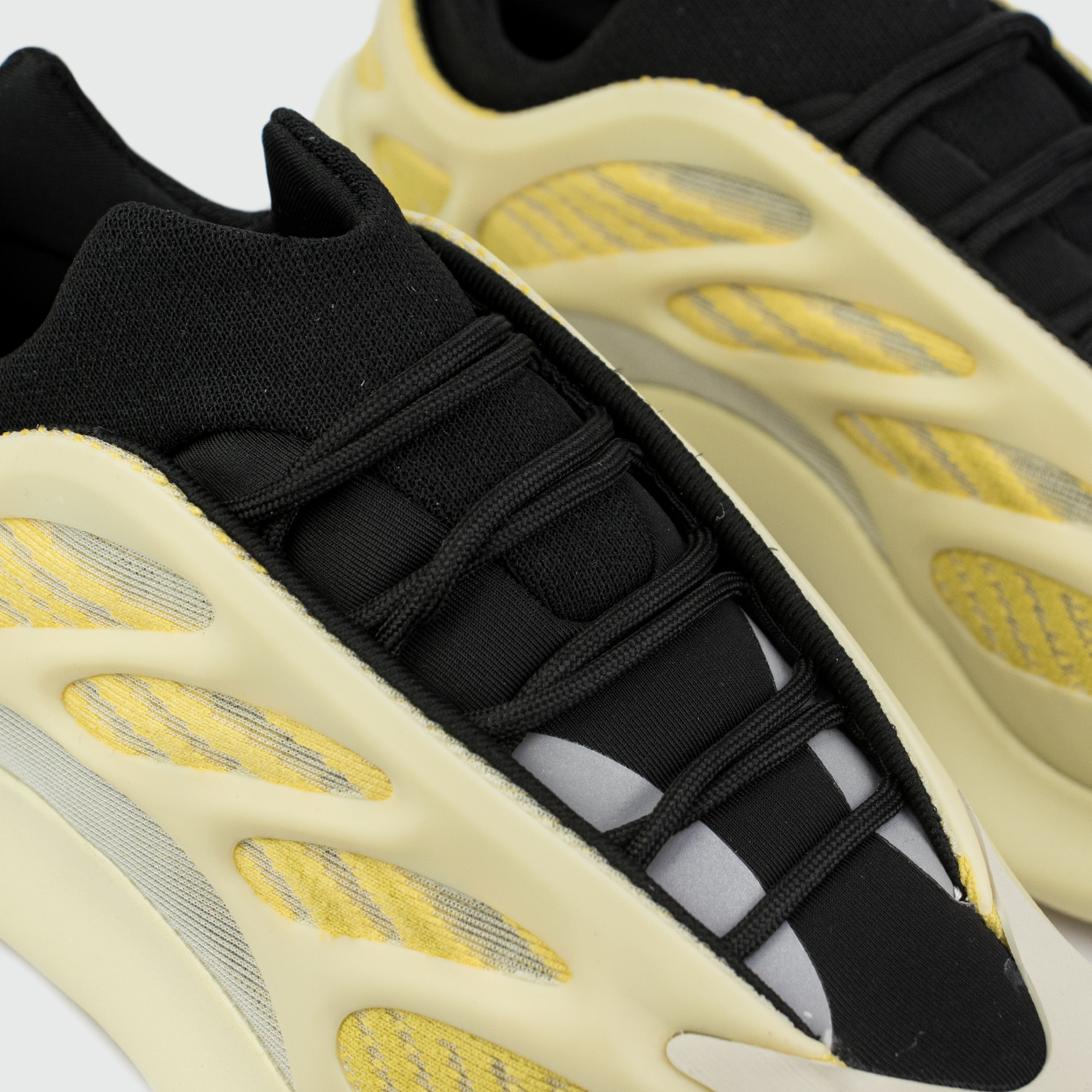 Кроссовки Adidas Yeezy 700 v3 Wmns Safflower