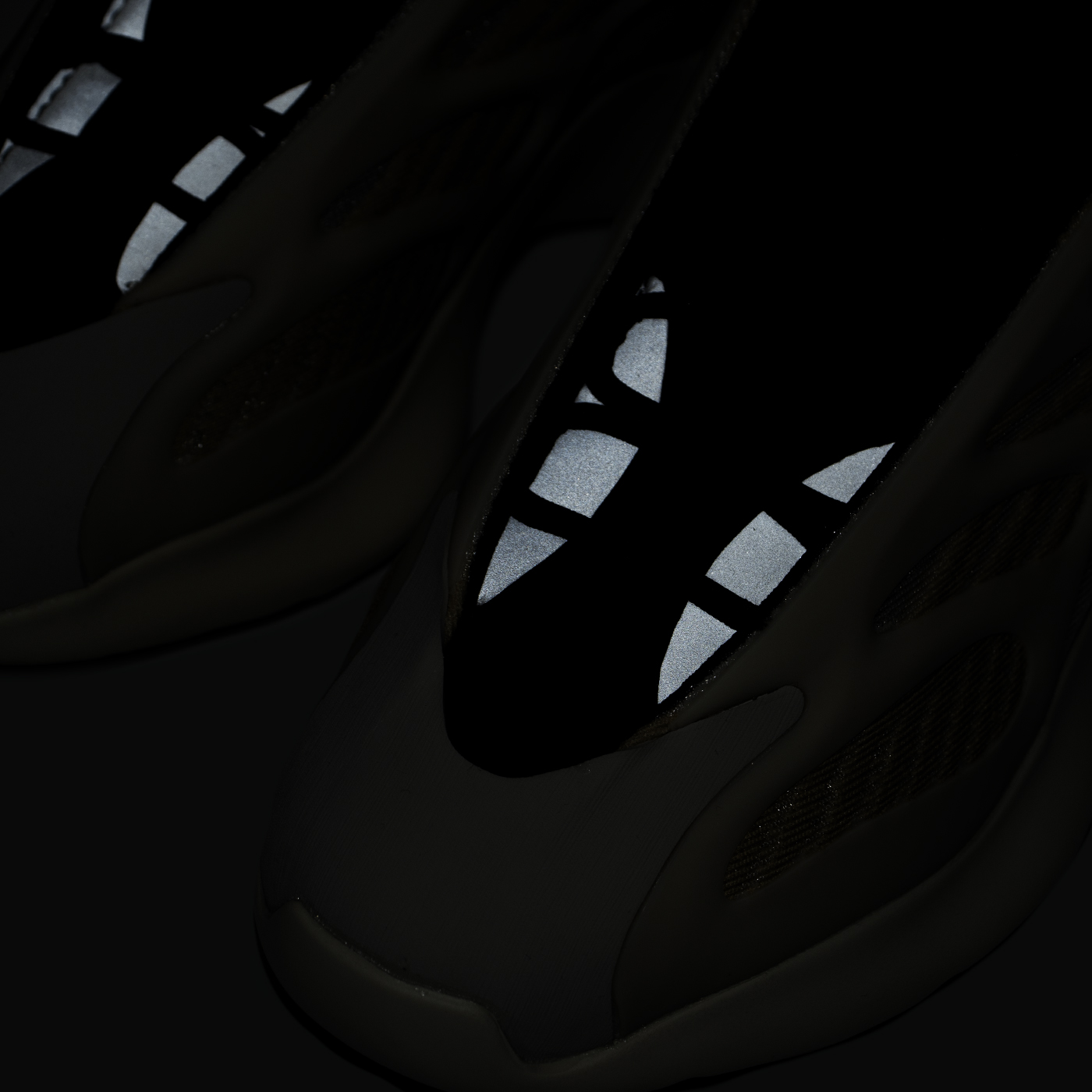 Кроссовки Adidas Yeezy 700 v3 Wmns Safflower