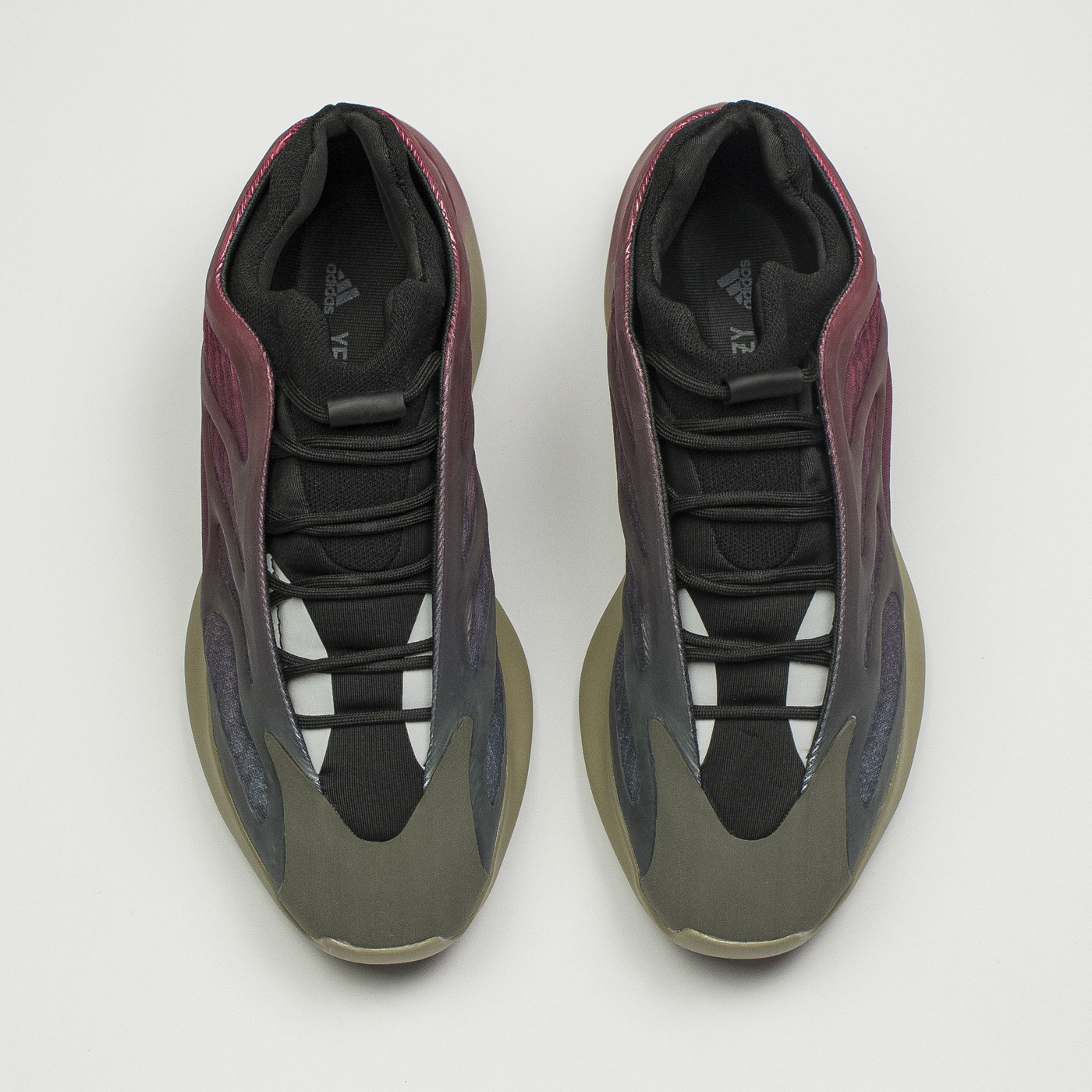 Кроссовки Adidas Yeezy Boost 700 v3 Wmns Fade Carbon