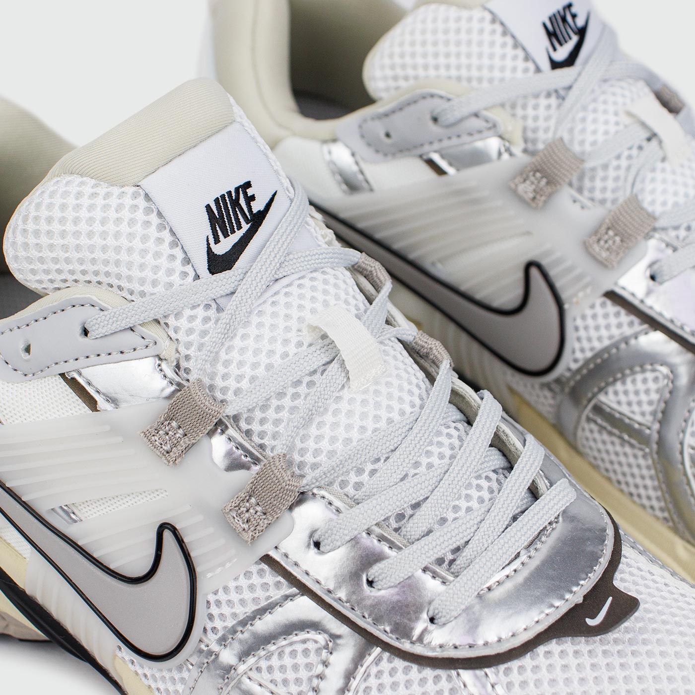Кроссовки Nike V2K Run White Silver Beige Wmns Кроссовки Nike V2K Run White Silver Beige Wmns