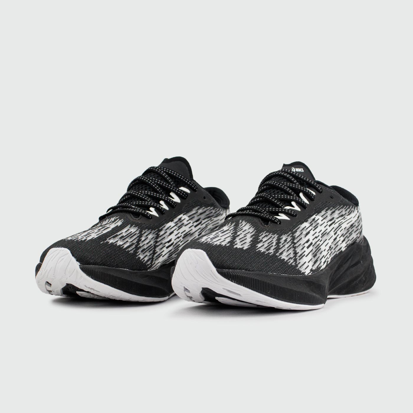 Кроссовки Asics Novoblast 3 TR Black Wh. Кроссовки Asics Novoblast 3 TR Black Wh.