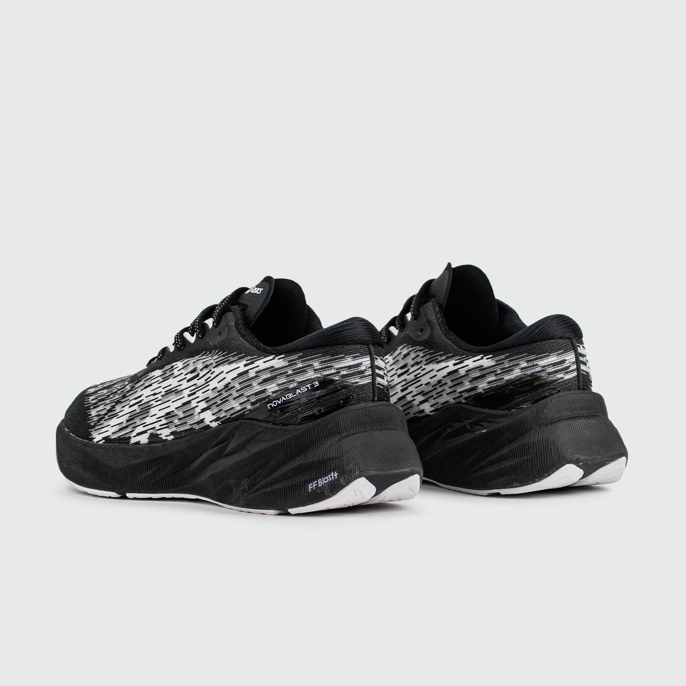 Кроссовки Asics Novoblast 3 TR Black Wh. Кроссовки Asics Novoblast 3 TR Black Wh.
