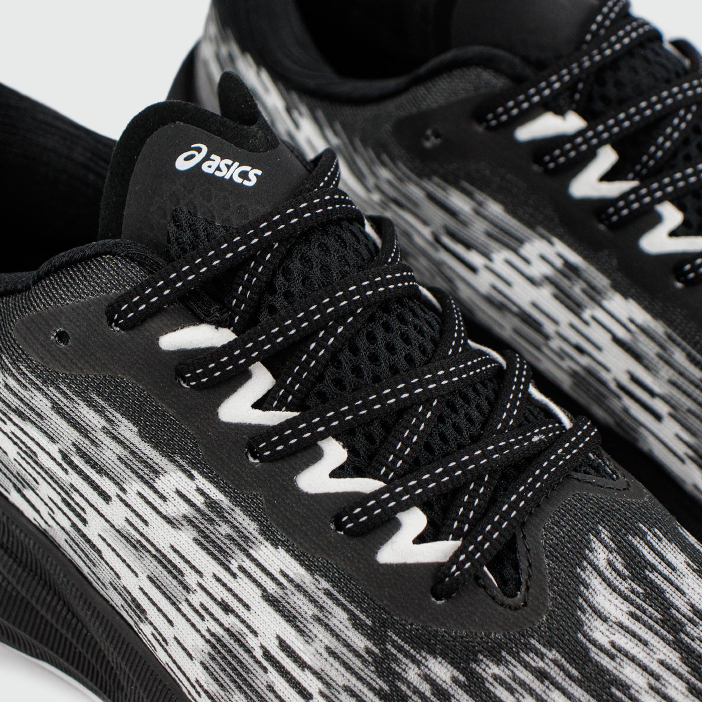 Кроссовки Asics Novoblast 3 TR Black Wh. Кроссовки Asics Novoblast 3 TR Black Wh.
