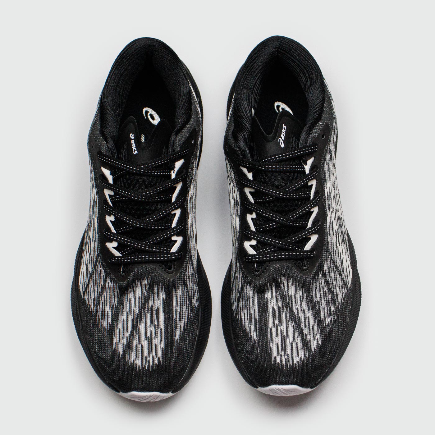 Кроссовки Asics Novoblast 3 TR Black Wh. Кроссовки Asics Novoblast 3 TR Black Wh.